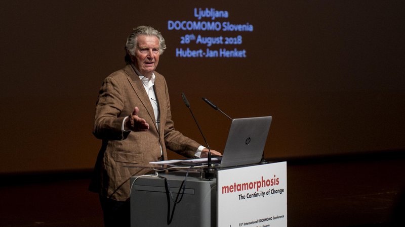 Fotografija: Na uvodnem predavanju je nastopil tudi ustanovitelj Docomomo, nizozemski profesor in arhitekt Hubert-Jan Henket.
Foto Voranc Vogel