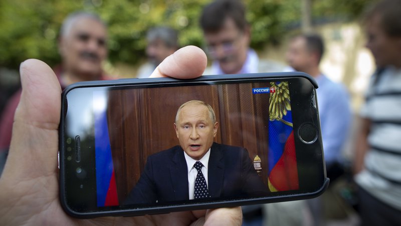 Fotografija: Petinšestdesetletnemu Putinu so napovedane spremembe in protesti, ki so temu sledili, zmanjšale javnomnenjsko podporo. FOTO: Alexander Zemlianichenko/AP