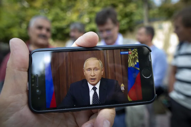Petinšestdesetletnemu Putinu so napovedane spremembe in protesti, ki so temu sledili, zmanjšale javnomnenjsko podporo. FOTO: Alexander Zemlianichenko/AP