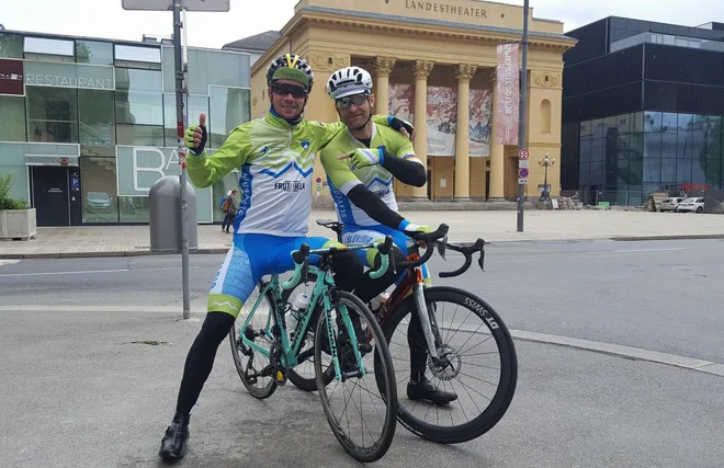 Primož Roglič in Andrej Hauptman med ogledom proge v Innsbrucku. FOTO: Kolesarska zveza Slovenije