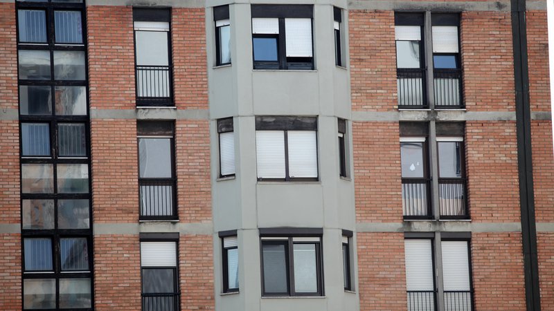 Fotografija: Na razpis za javna najemna stanovanja se prijavi povprečno več kot tri tisoč ljudi, medtem ko stanovanje dobi le desetina. FOTO: Mavric Pivk