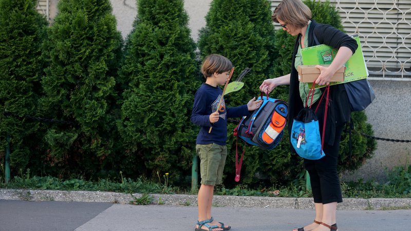 Fotografija: Večina otrok nosi pretežko šolsko torbo. FOTO: Blaž Samec/Delo