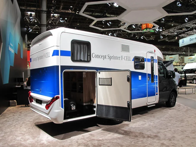 Prototip iz Mercedes-Benza concept sprinter F-cell uporablja za pogon in napajanje gorivne celice. FOTO: Blaž Kondža