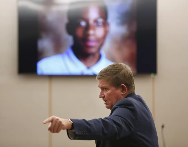 Glavni tožilec Michael Snipes kaže na Jordanovo družino na sojenju za umor 15-letnega temnopoltega Jordana. FOTO: Rose Baca/AP