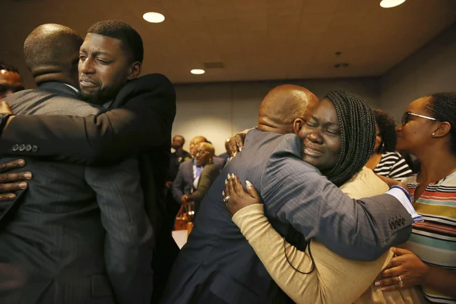 Odell Edwards in Charmaine Edwards, Jordanova starša, sta se objela po končanem sojenju. FOTO: Rose Baca/AP