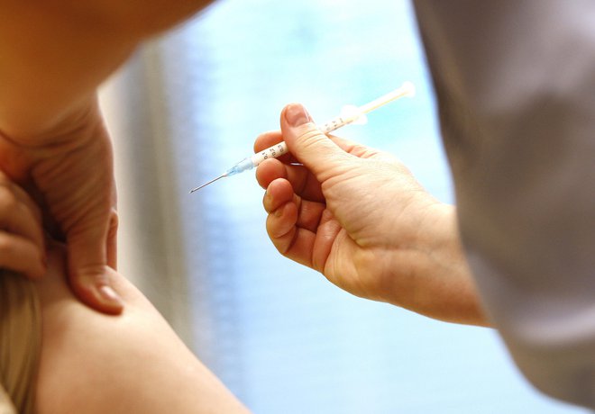Obveznost cepljenja izhaja iz skrbi za zdravje večje populacije, in ne zgolj za zdravje posameznika. FOTO: Aleš Černivec/Delo