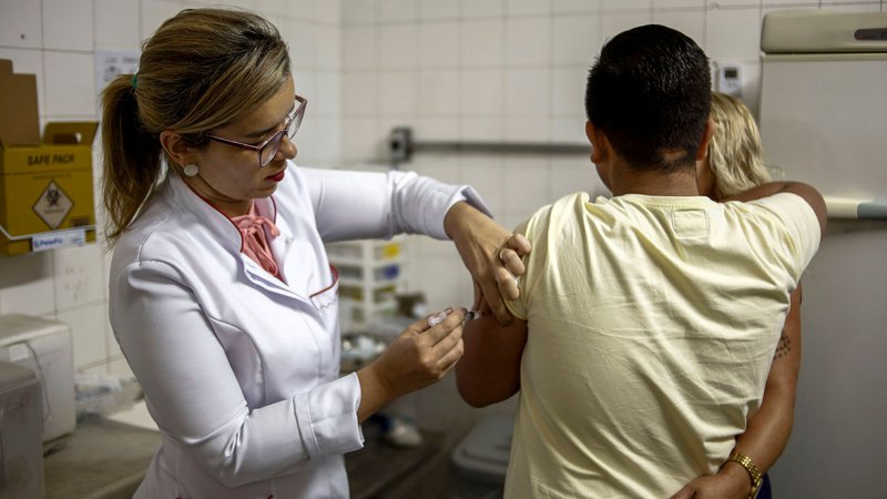 Fotografija: Dandanes vse več staršev meni, da so obvezna cepljenja zdravju škodljiva oziroma nepotrebna. FOTO: Miguel Schincariol/AFP