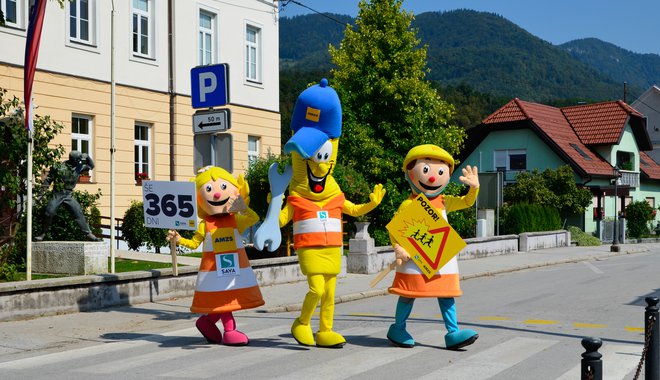 Za varovanje otrok v prvem tednu bo skrbelo tudi več kot 500 prostovoljcev, ki bodo navzoči na šolskih poteh 101 slovenske šole. FOTO: AMZS