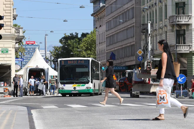 Ministrstvo je opozorilo, da aktivna pot v šolo vpliva na izboljšanje pozornosti in pomnjenja med poukom in posledično na boljšo učno uspešnost, hkrati pa manj prometa v okolici šol prispeva k večji varnosti otrok na poti v šolo. FOTO: Tomi Lombar/Delo