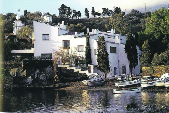 Njuno nenavadno hišo čisto ob morju, nadgrajeno iz ribiških koč, so za javnost namenili leta 1997. FOTO: iz publikacije Salvador Dali