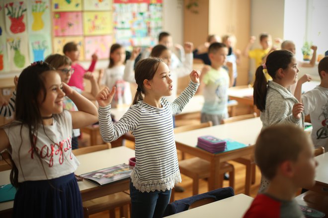 Otrokom na ljubljanski osnovni šoli Prežihovega Voranca učenje z gibanjem ali v gibanju ni tuje. FOTO Jure Eržen/Delo