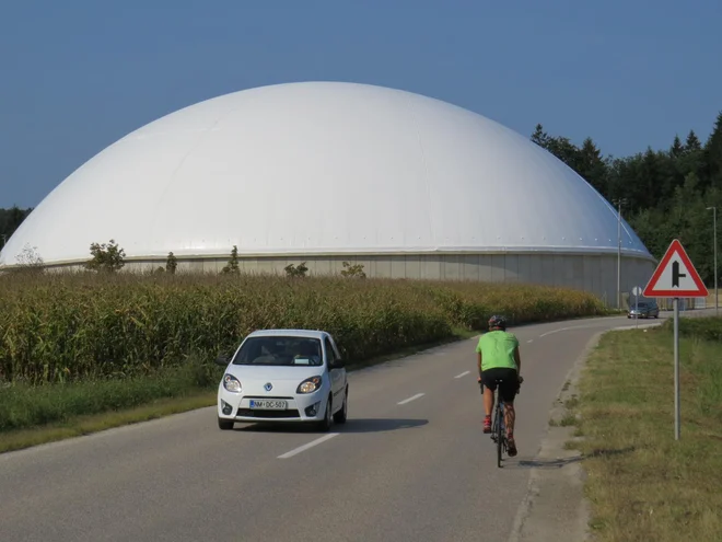 Velodrom v Češči vasi so pokrili z ogromnim balonom. FOTO: Bojan Rajšek