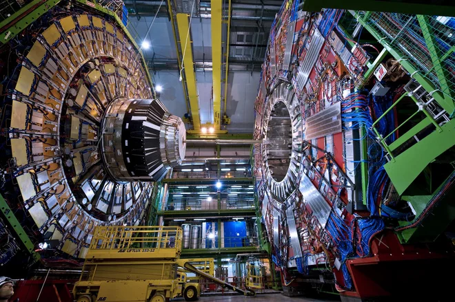 Veliki hadronski trkalnik&nbsp;je največji pospeševalnik delcev na svetu. FOTO: Cern