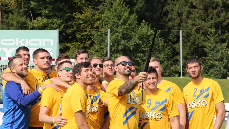 Fotografija: Najbolj izkušeni pri pivovarjih, krožni napadalec Igor Anić, je takole okrog sebe zbral tovariše in stisnil selfija za srečo. FOTO: Tomi Lombar
