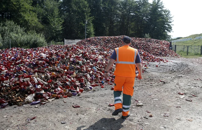 Odpadnih sveč je tudi v Ljubljani več, kot bi jih smelo biti. FOTO: Blaž Samec/Delo