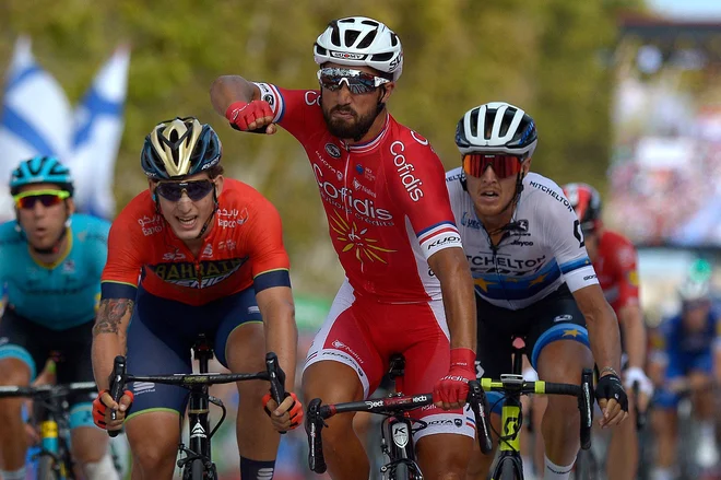 Nacer Bouhanni je zmagovito boksnil v zrak. FOTO: AFP