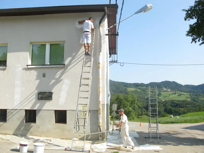 Še zadnji lepotni popravki na nekdanji vaški šoli v Tirni. Foto Polona Malovrh