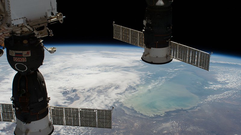 Fotografija: Sojuz MS-09 (na levi) FOTO: NASA