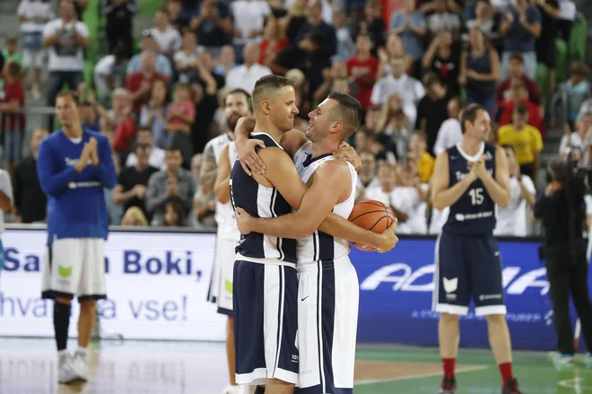 Poslovilna tekma Sani Bečirovića in Boštjana Nachbarja. FOTO: Leon Vidic/Delo