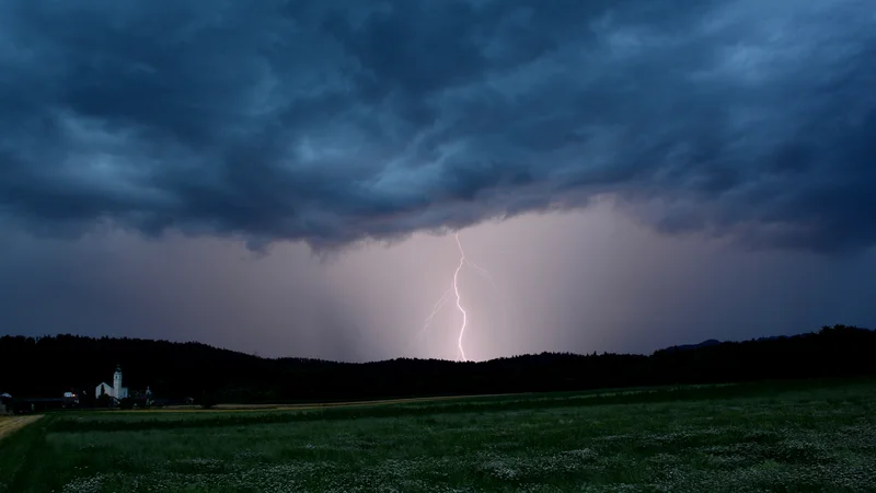 Prejšnjo noč so imeli gasilci veliko dela. FOTO: Bralec Egon