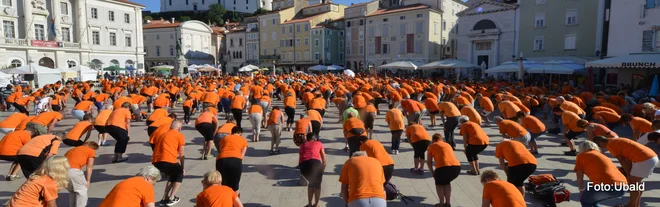 Prvo septembrsko soboto bo v Piranu že 10. srečanje skupin Šole Zdravja. Tartinijev trg bo po pričakovanjih preplavilo 1500 oranževcev, ki bodo pod vodstvom Nikolaya Grishina telovadili ob 8. zjutraj. Sledila bodo testiranja in pester program. Več: www.solazdravja.com FOTO: Ubald Trnkoczy Ubald Trnkoczy