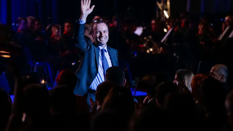 Fotografija: Če bo evropsko komisijo vodil Manfred Weber, bo morda politično preživel tudi dolgoletno kanclerko. FOTO: STA