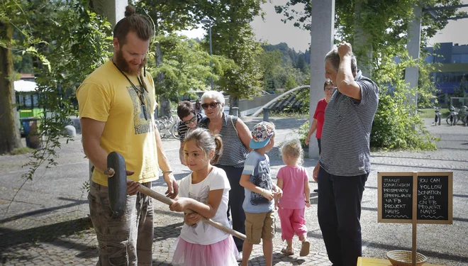 Izdelava je pritegnila veliko pozornosti, a po nekaj zamahih je marsikdo odnehal.<br />
FOTO: Jože Suhadolnik