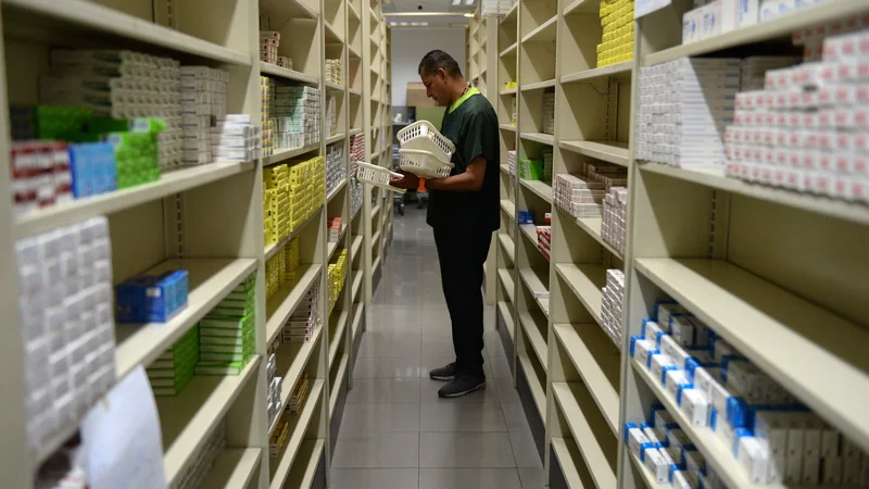 Fotografija: V Venezueli množično primanjkuje zdravil in drugih medicinskih pripomočkov. FOTO: Federico Parra/Afp
