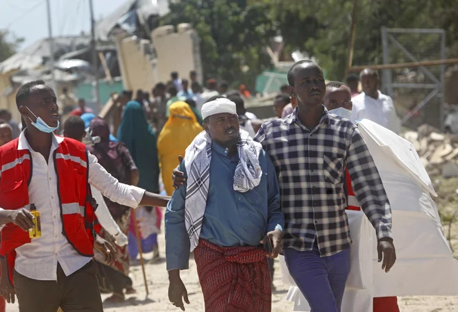Več deset ljudi je tudi huje ranjenih. FOTO: Farah Abdi Warsameh/Ap