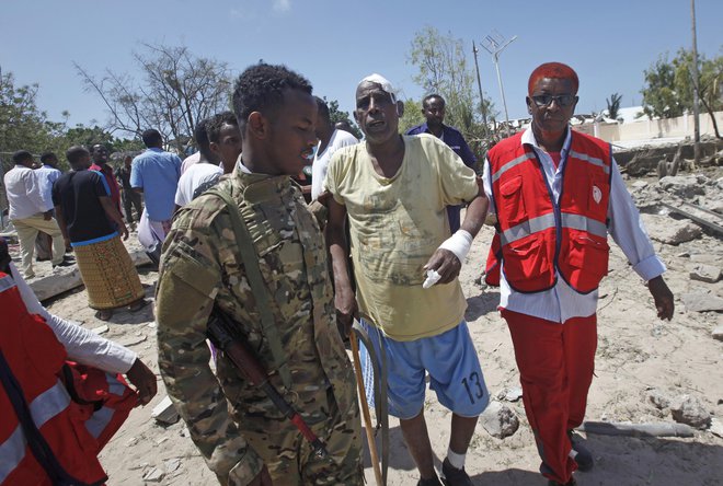V samomorilskem napadu v somalijski prestolnici Mogadiš je bilo danes ubitih najmanj šest ljudi. FOTO: Farah Abdi Warsameh/Ap