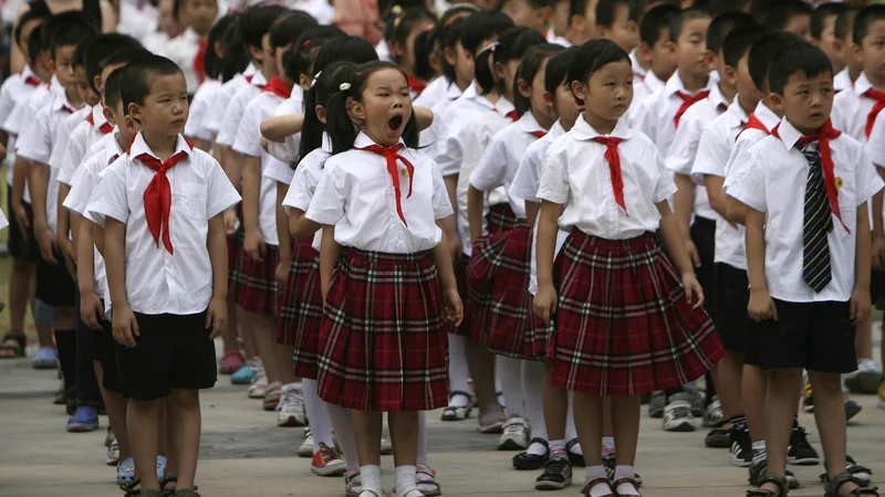 Fotografija: Pupils attend a ceremony to mark the first day of the new semester at a primary school in Nanjing, Jiangsu province September 1, 2010. Chinese schools have to get their students to be creative and think for themselves, Premier Wen Jiabao told officials, in reference to the rote-learning deeply ingrained in the national education system.  To match Reuters Life! CHINA-EDUCATION/   REUTERS/Jeff Xu (CHINA - Tags: EDUCATION SOCIETY IMAGES OF THE DAY) - GM1E69111YJ01