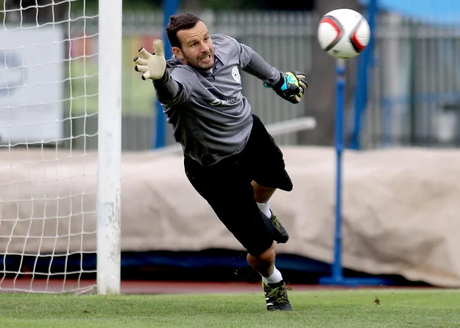Samir Handanović je leta 2013 ostal brez kapetanskega traku, toda še naprej je branil reprezentančna vrata. FOTO: Roman Šipić