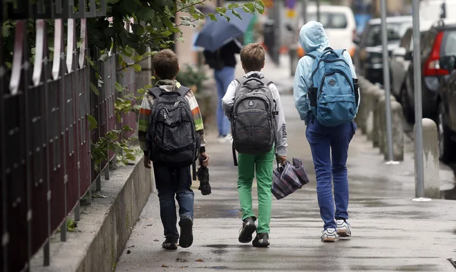 Tuji jezik v prvem razredu in obvezen drugi tuji jezik v zadnji triadi devetletke bo letos poskusno uvedlo 19 šol, kar pomeni, da se bo tedenski urnik podaljšal za dve uri. FOTO: Blaž Samec/delo