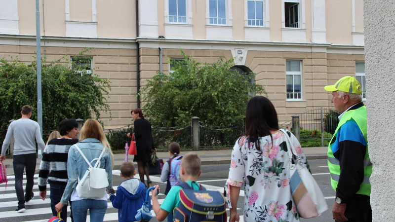 Fotografija: "Najslabše je, če starši ali celo stari starši niso zgled in kršijo prometne predpise," pravijo gasilci. FOTO: Simona Fajfar
