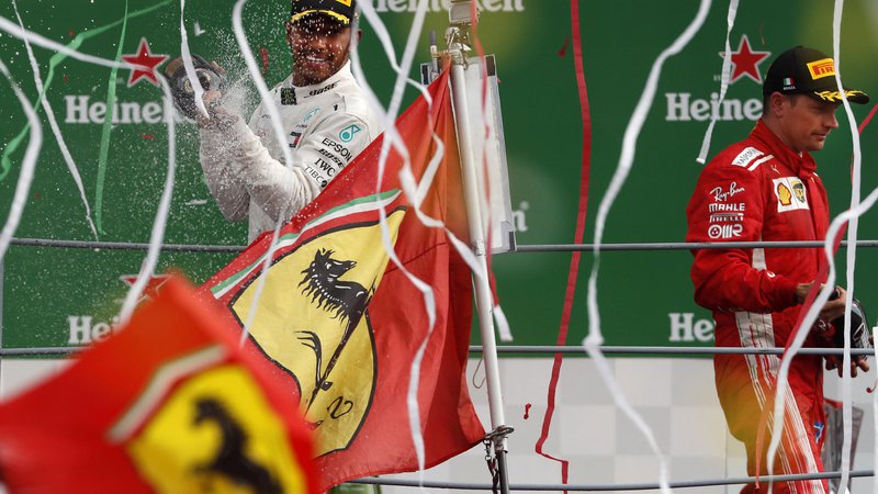 Fotografija: Lewis Hamilton je rdeče zavil v črno, Kimi Räikkönen pa ni skrival razočaranja po porazu v Monzi, kjer je morda zadnjič vozil ferrarija. FOTO: AP