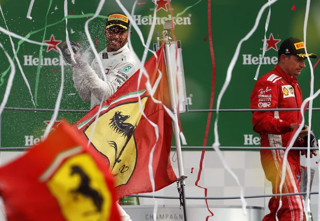 Lewis Hamilton je rdeče zavil v črno, Kimi Räikkönen pa ni skrival razočaranja po porazu v Monzi, kjer je morda zadnjič vozil ferrarija. FOTO: AP