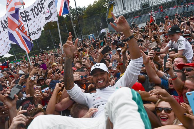 Lewis Hamilton se je prepustil veselju po šest zmagi v sezoni. FOTO: AFP