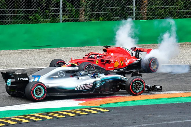 Sebastian Vettel (zadaj) se je moral obrisati pod nosom za zmago, potem ko je storil napako in se zavrtel na stezi. FOTO: AFP