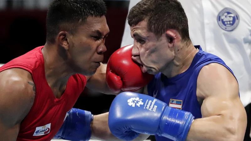 Fotografija: V polfinalnem boksarskem dvoboju na azijskih igrah v Džakarti sta se v srednjetežki kategoriji pomerila Filipinec Eumir Felix Marcial in Uzbekistanec Israil Madrimov. Foto Lee Jin-man Ap