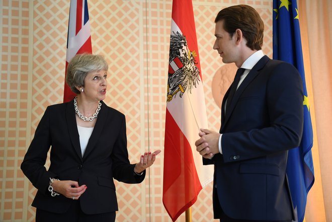 Theresa May, na fotografiji z avstrijskim kanclerjem Sebastianom Kurzem, verjame, da ji bodo ob trenutku resnice evropski voditelji priskočili na pomoč. FOTO: REUTERS/Andreas Gebert