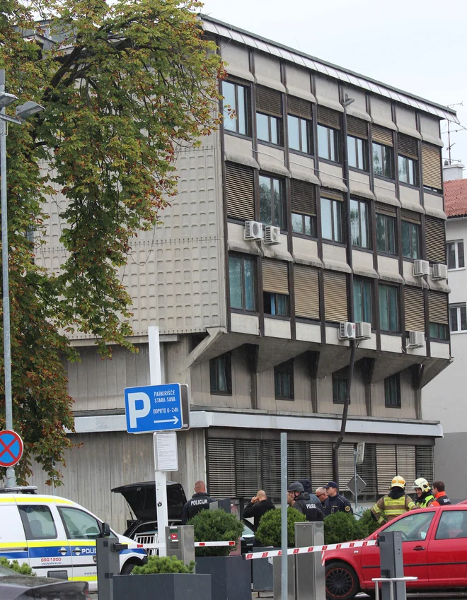 Policija je preventivno izpraznila objekt. Ko se je moški predal, v nahrbtniku niso našli nevarnih stvari. FOTO: Špela Ankele