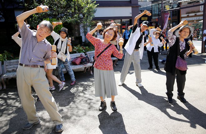 Na Japonskem živi skoraj 70.000 ljudi, starih več kot sto let. Zlasti Okinavsko otočje velja za modro cono, to je območje, kjer živijo ljudje precej dlje od povprečja. V Evropi je tako območje Sardinija.<br />
FOTO: Reuters