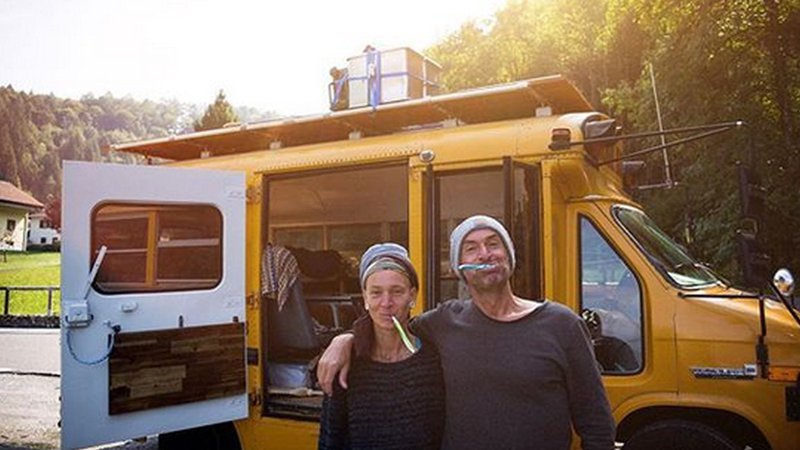 Fotografija: Kai in Julie živita v šolskem avtobusu, ki sta ga spremenila v udobno mobilno hiško. Foto: Wetravelbybus/instagram