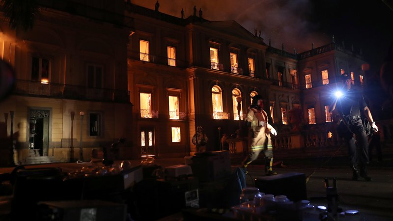 Fotografija: Hidranti v bližini muzeja so bili pokvarjeni. FOTO: Reuters