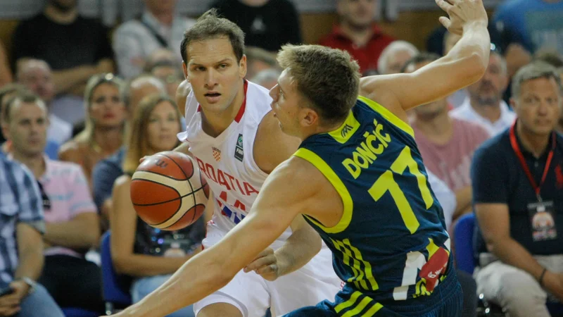 Fotografija: Bojan Bogdanović (z žogo) se pripravlja s hrvaško reprezentanco, Luka Dončić na ligo NBA. FOTO: Cropix