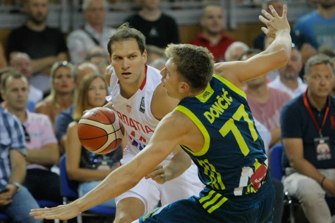 Bojan Bogdanović (z žogo) se pripravlja s hrvaško reprezentanco, Luka Dončić na ligo NBA. FOTO: Cropix