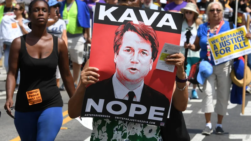 Fotografija: Množica protestira proti Brettu Kavanaughu. FOTO: Mark Ralston/Afp