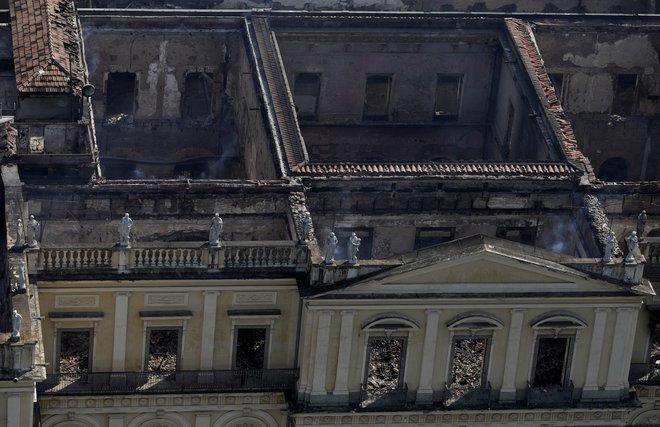 Posnetki iz zraka razkrivajo vse razsežnosti požara. FOTO: Reuters