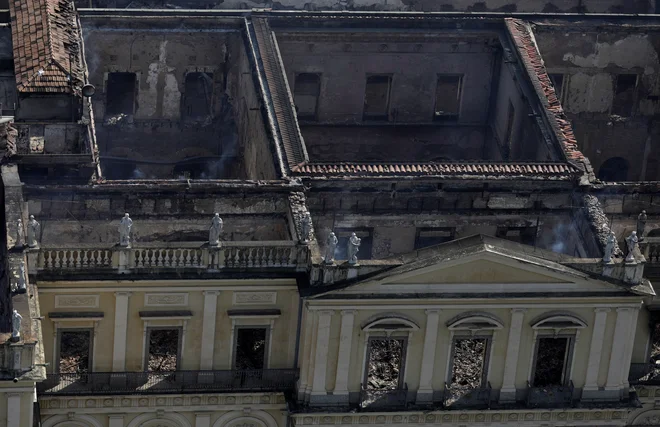 Posnetki iz zraka razkrivajo vse razsežnosti požara. FOTO: Reuters