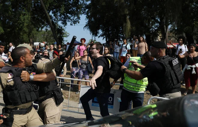 Takoj naslednje jutro so se pred muzejem zbrali protestniki, ki so se hudovali nad politiki, ker so muzeju namenili tako malo denarja. FOTO: Reuters